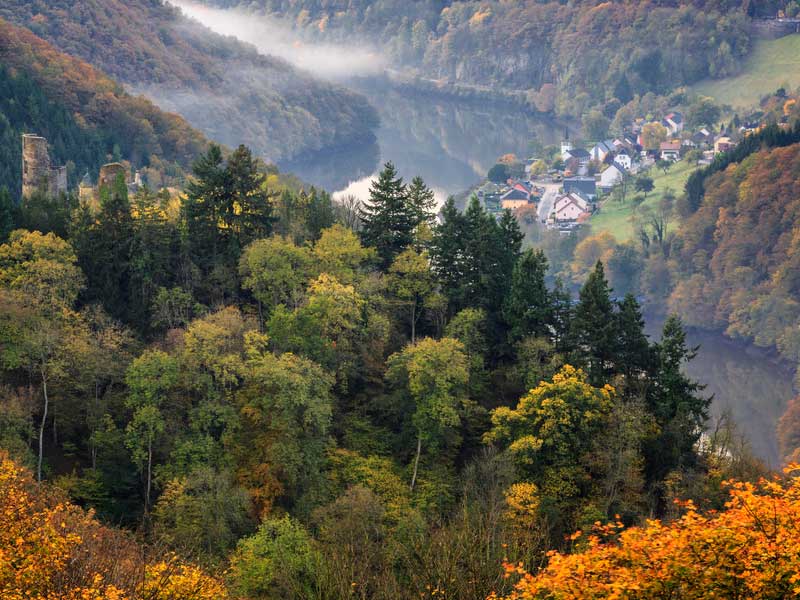 Parc de l'Our, LUXEMBOURG | PNR Lorraine | PN Haute-Sûre Forêt d'Anlier, BELGIQUE  - 2014-2015 - Création de 3 applications mobile de jeu pour sensibiliser le grand public au développement durable en lui révélant les richesses naturelles et patrimoniales des territoires. Nous avons donc élaboré des missions à accomplir en famille, en sillonant ces territoires. Scénarisation, charte graphique, application et dépliants. Disponible en FR, EN, ALL, NL