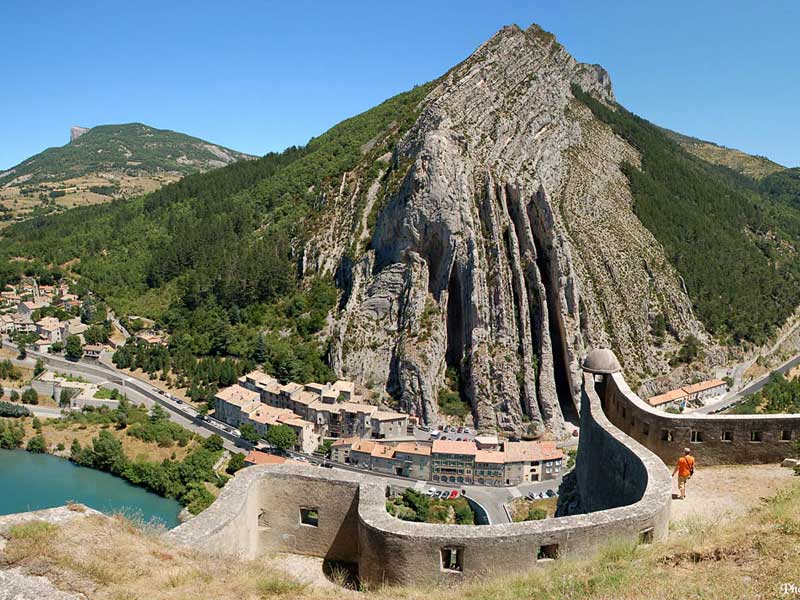 PAYS SISTERONAIS BUËCH - 2010 - 7 randonnées pédestres, 3 visites urbaines -dont l'imposante citadelle de Sisteron - et 10 circuits voiture et 15 jeux interactifs Disponible en FR, EN, AL, NL, IT - Une cinquantaine de tablettes ont été fournies pour la location. Des présentoirs ont été imaginés et fabriqués par notre designer. Des affiches et flyers ont été créées par nos graphistes.